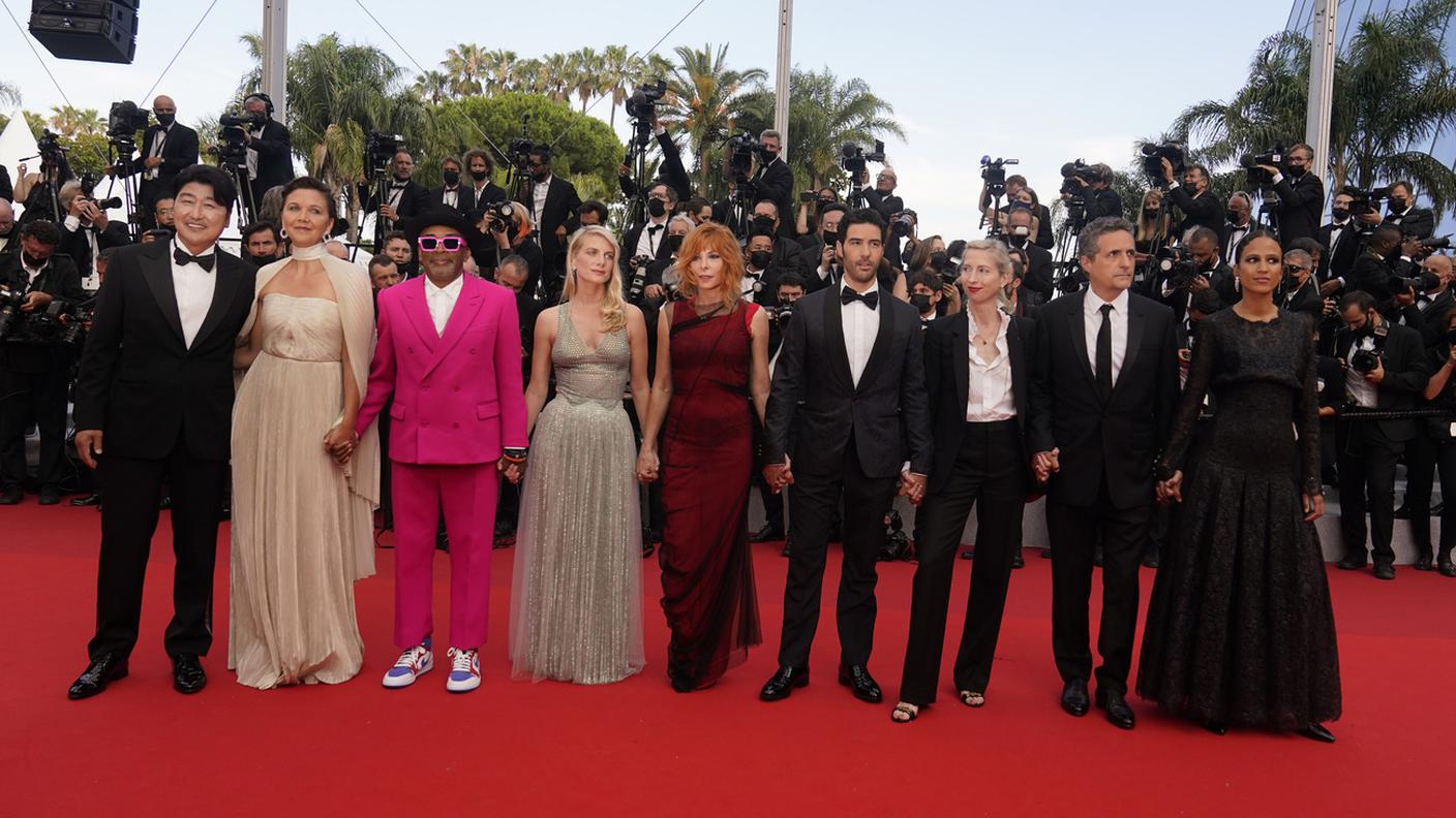 Festival internazionale del Film di Cannes 74esima edizione, membri della giuria, da sinistra Kang-Ho Song, Maggie Gyllenhaal, Spike Lee, Melanie Laurent, Mylene Farmer, Tahar Rahim, Jessica Hausner, Kleber Mendonca Filho, e Mati Diop