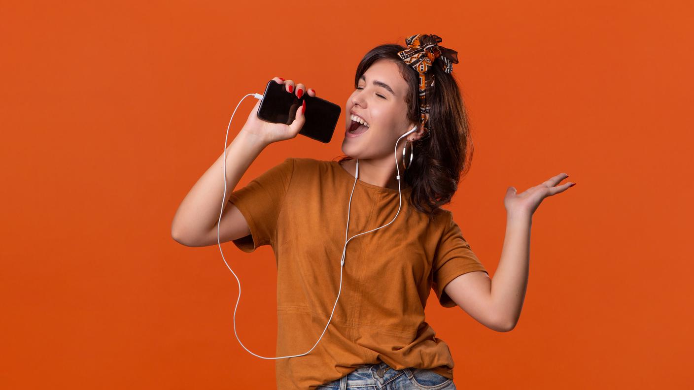 iStock-musica, canzoni, donna che ascolta la musica