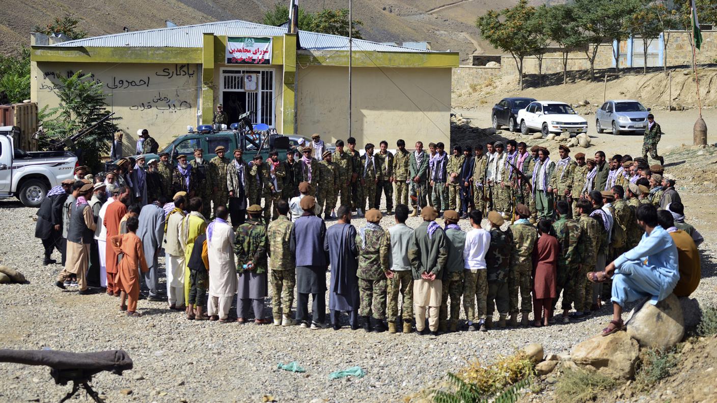 Gente riunita in ricordo di Ahmad Shah Massoud