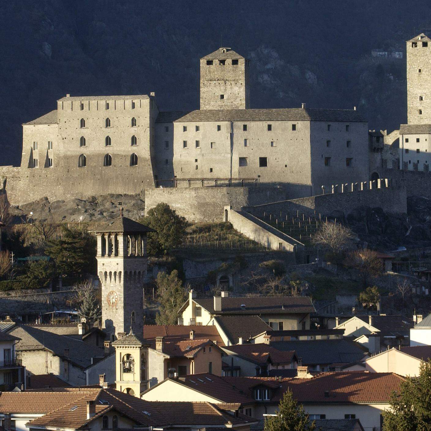 Una veduta panoramica di Castelgrande e dei tetti della città vecchia di Bellinzona