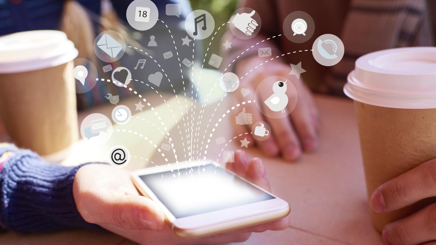 iStock_Cyberspazio, Smart phone, Icona del computer, Tecnologia, Amicizia