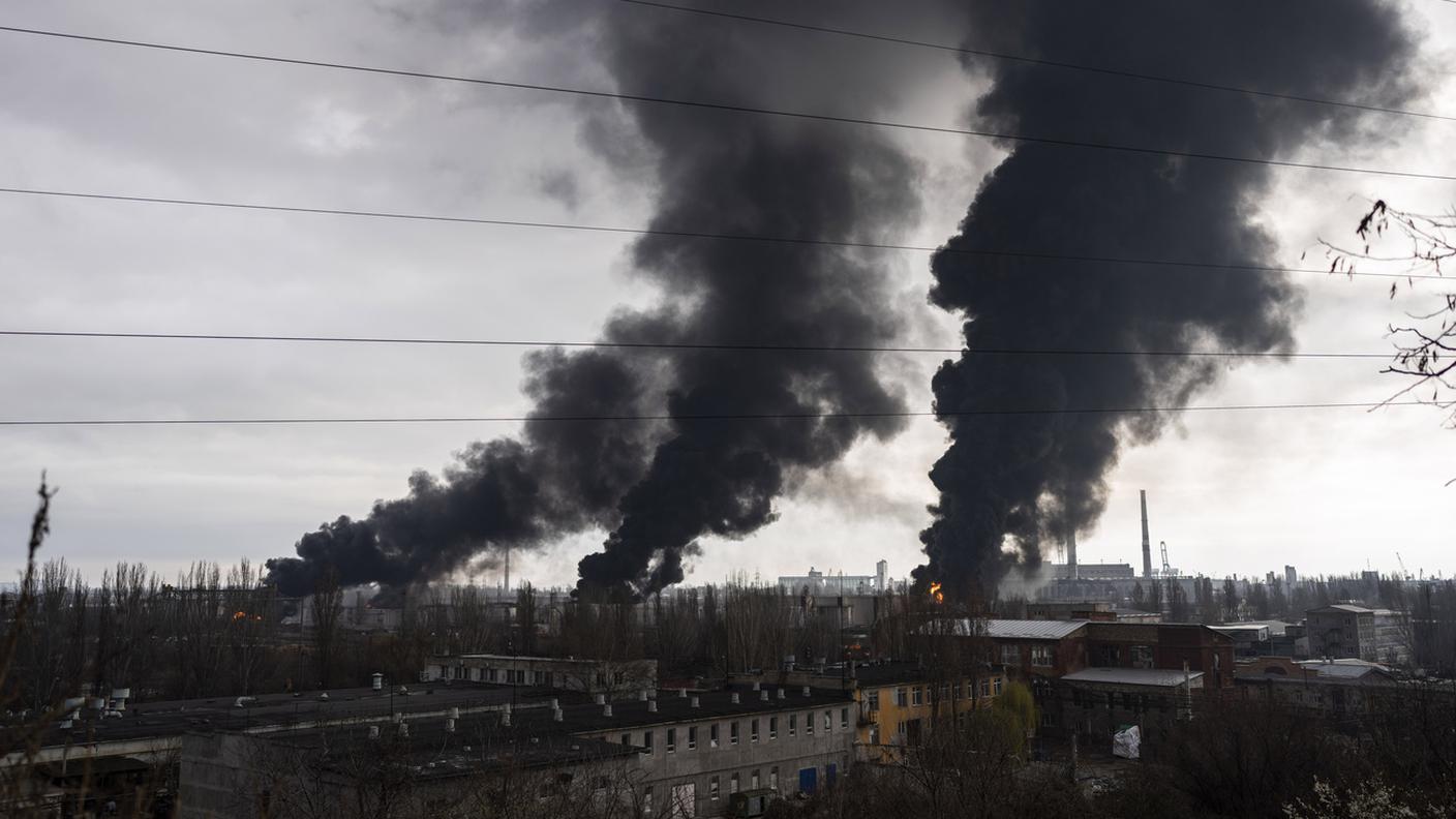 Il cielo sopra la città portuale nel sud dell'Ucraina