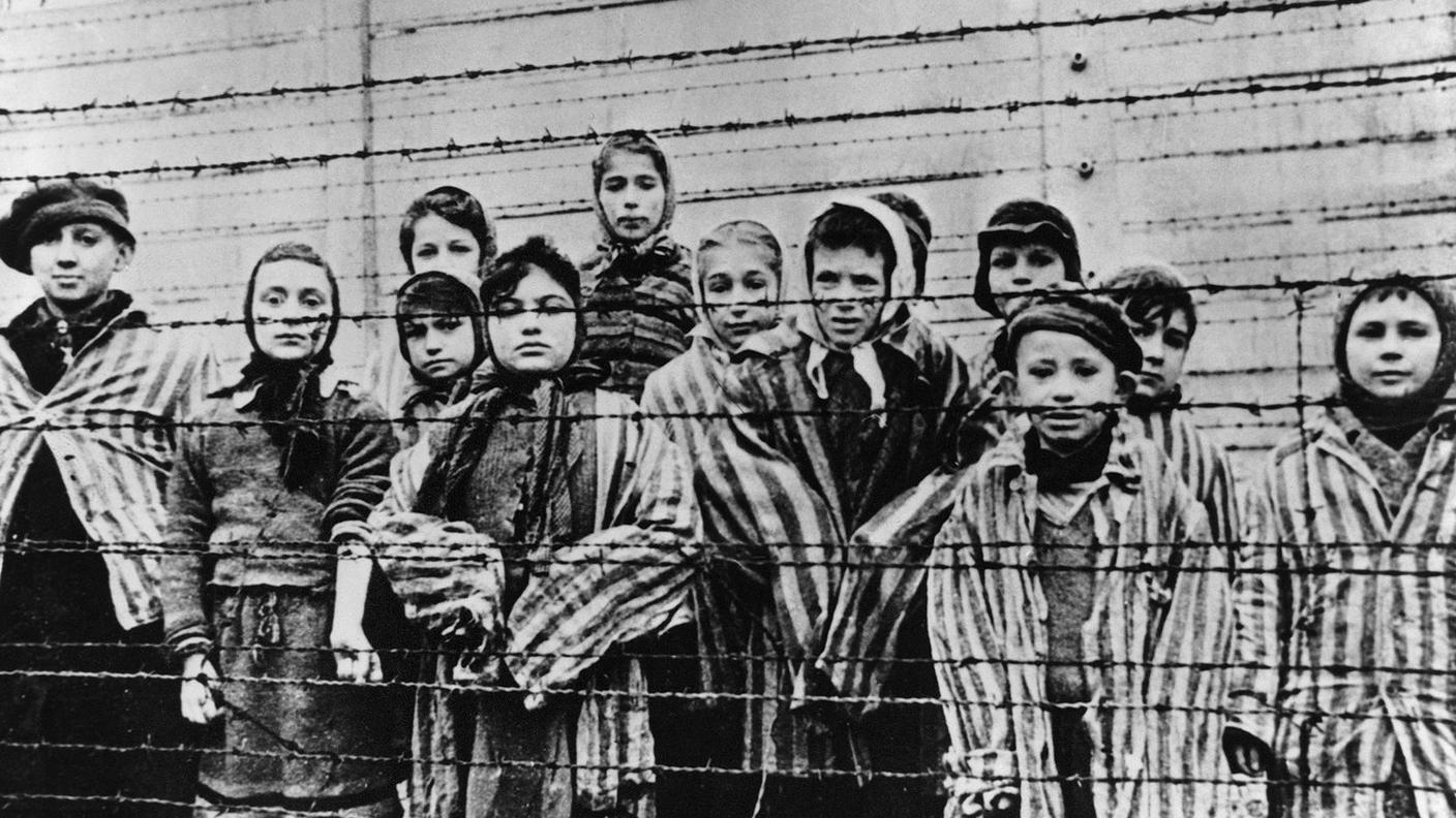 Una foto scattata subito dopo la liberazione dell'esercito sovietico nel gennaio del 1945 mostra un gruppo di bambini che indossano le uniformi dei campi di concentramento.