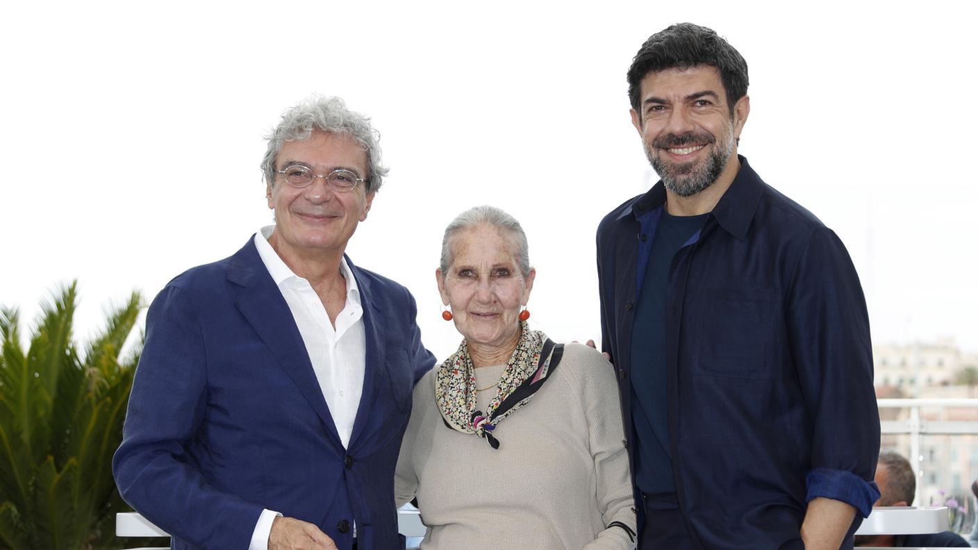 Il regista Mario Martone, l'attrice italiana Aurora Quattrocchi e l'attore italiano Pierfrancesco Favino durante il 75° Festival del Cinema di Cannes