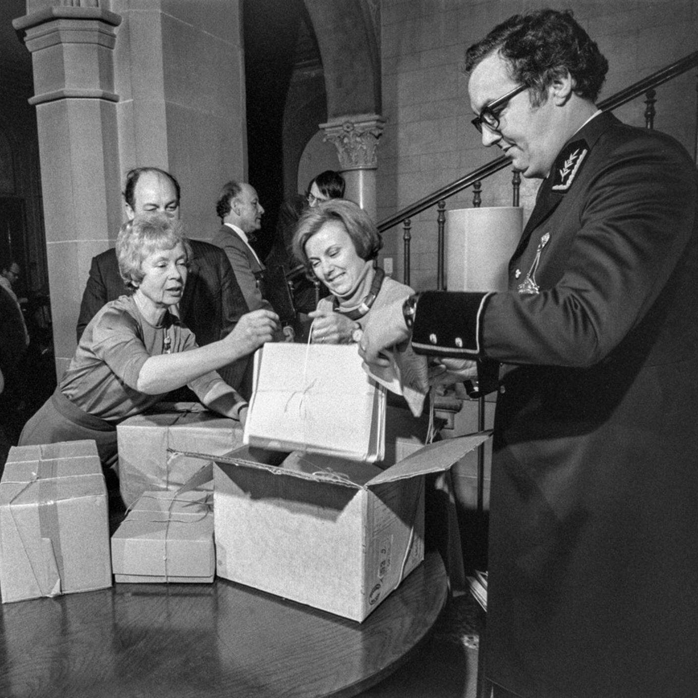 Una delegazione dell'Associazione svizzera per l'aborto delle donne incinte senza pene presenta un'iniziativa popolare per l'abolizione del limite di tempo per l'interruzione di gravidanza, 22 gennaio 1976