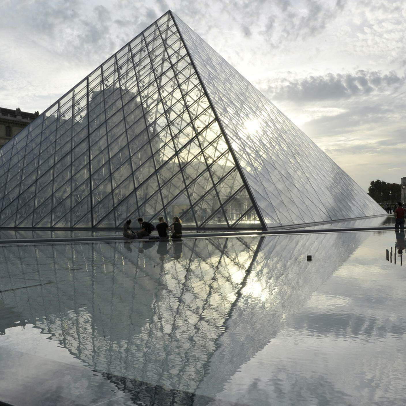 La piramide di vetro del Louvre