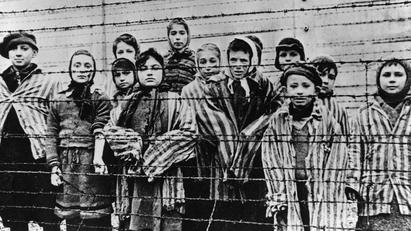 Una foto scattata dall'esercito sovietico subito dopo la liberazione di Auschwitz il 27 gennaio 1945