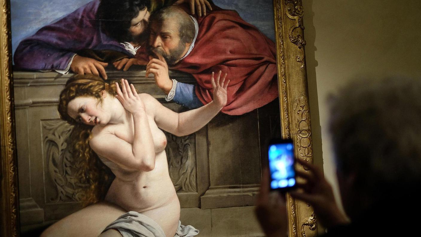 Un visitatore scatta una foto con il cellulare del dipinto "Susanna e i vecchi" dell'artista barocca italiana Artemisia Gentileschi