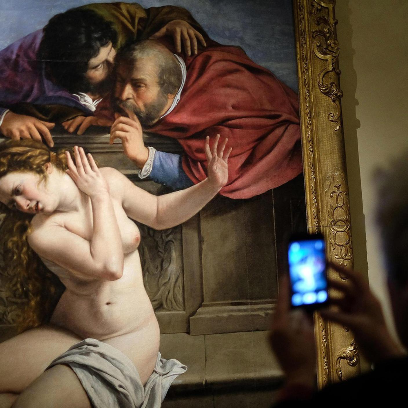 Un visitatore scatta una foto con il cellulare del dipinto "Susanna e i vecchi" dell'artista barocca italiana Artemisia Gentileschi