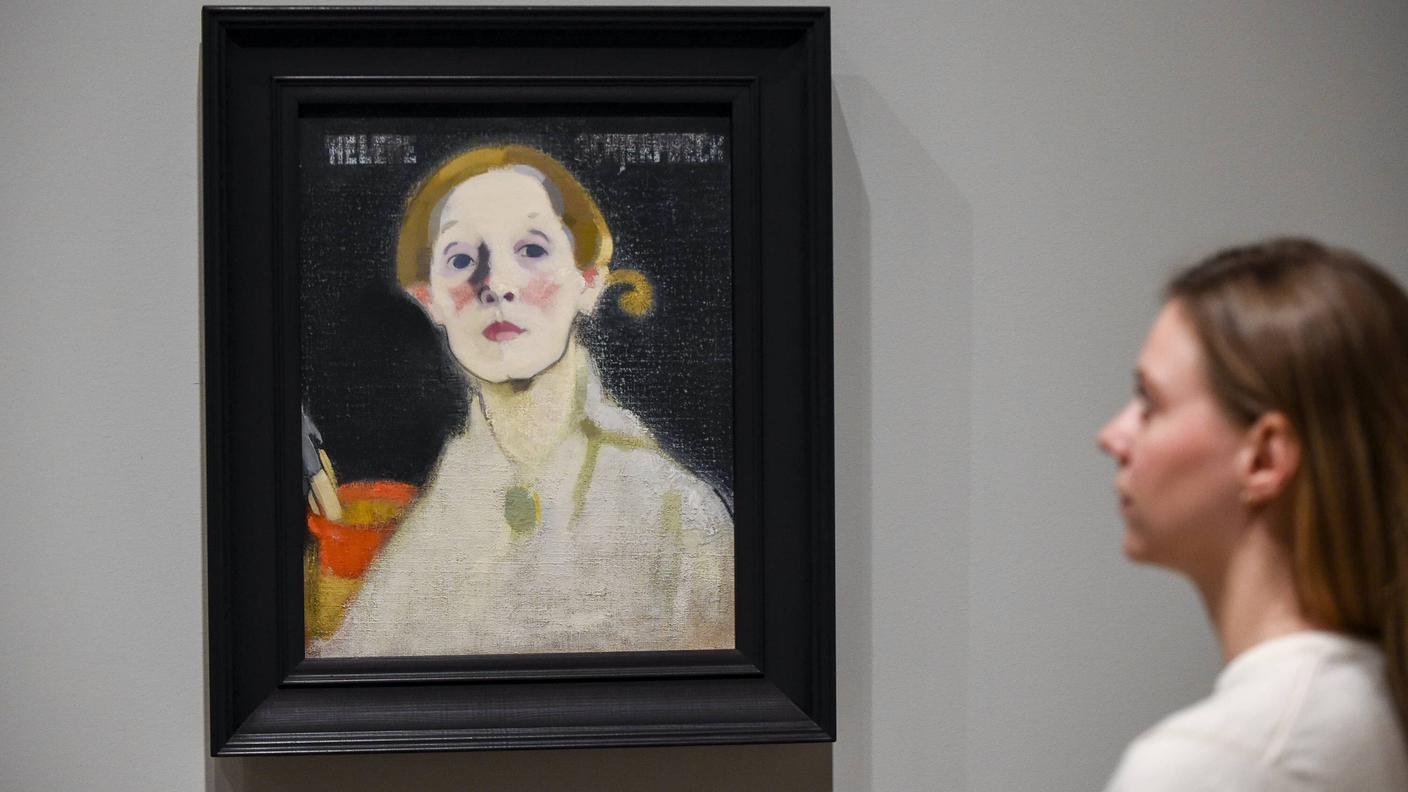Un membro dello staff vede Self-portrait, Black Background , 1915, di Helene Schjerfbeck all'anteprima della prima mostra personale nel Regno Unito dell'artista finlandese Helene Schjerfbeck alla Royal Academy of Arts di Piccadilly.