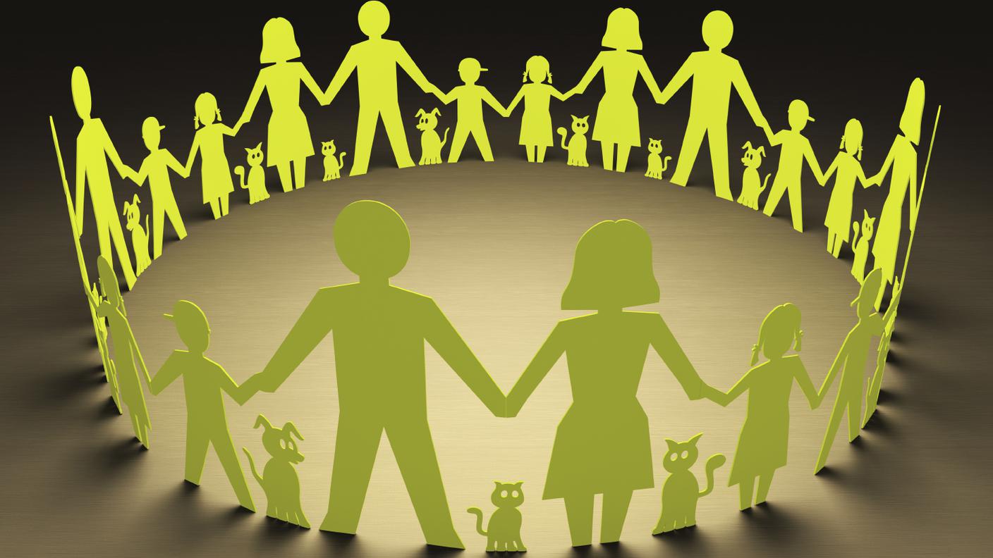 iStockFamiglia grande, Famiglia, Carta, Cerchio, Donne mature