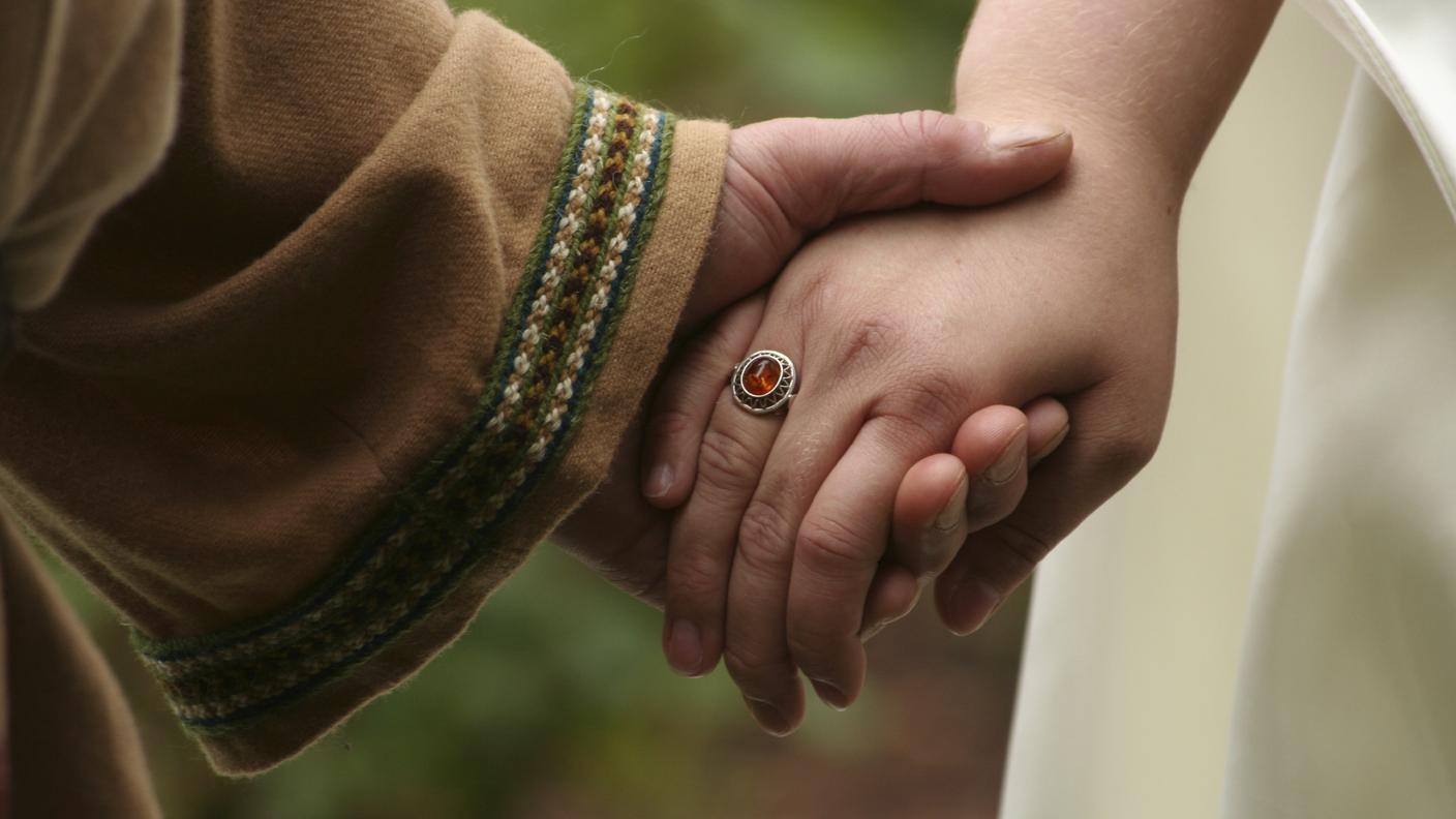 iStock_Periodo medievale, Matrimonio, Donne, Anello, Fidanzamento