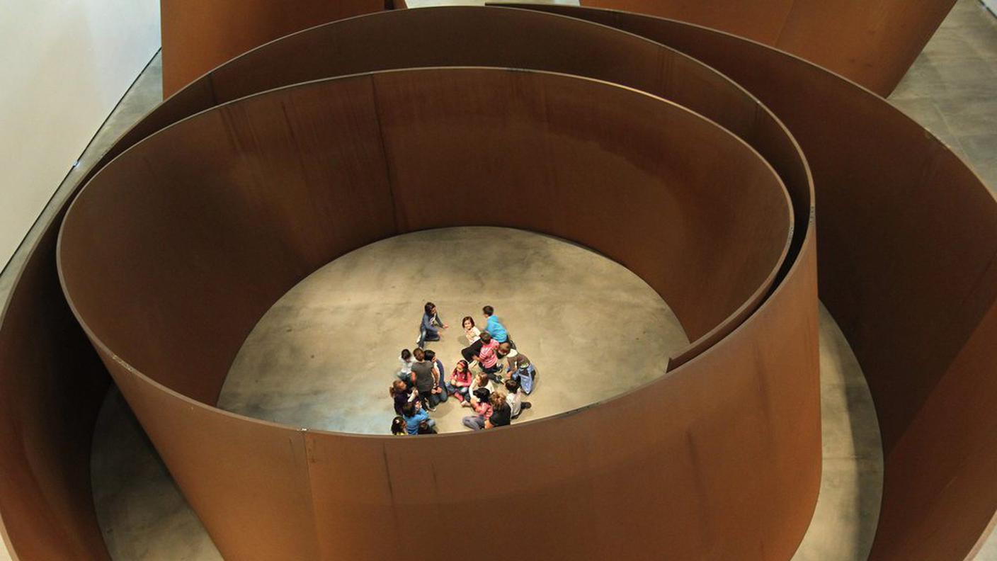 Alcuni studenti sono "intrappolati" all'interno di 'The matter of Time', opera di uno dei massimi esponenti della scultura contemporanea, Richard Serra. L'opera si trova al Guggenheim Museum di Bilbao 