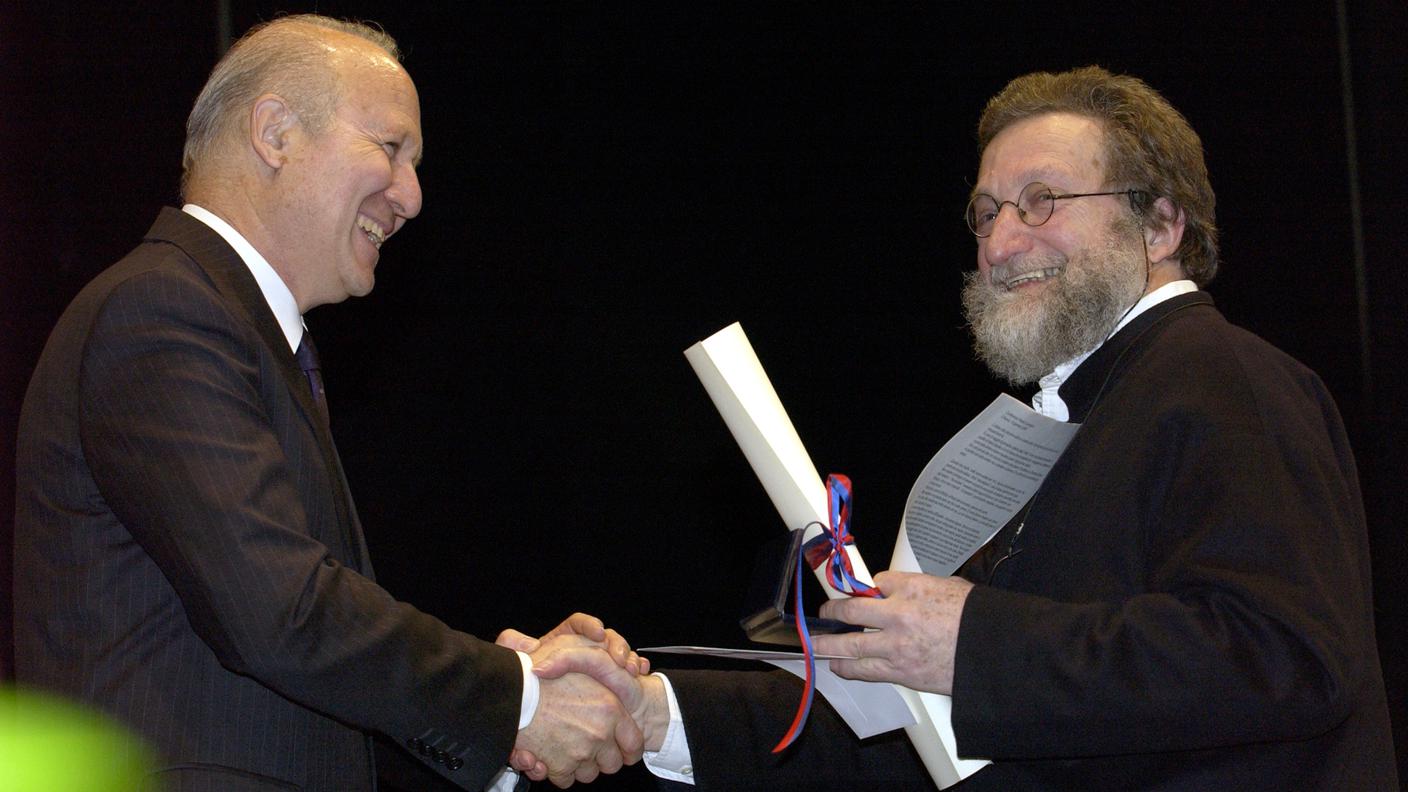 Nella foto Bruno Monguzzi (a destra) che ritira il premio "Iside e Cesare Lavezzari", 2006