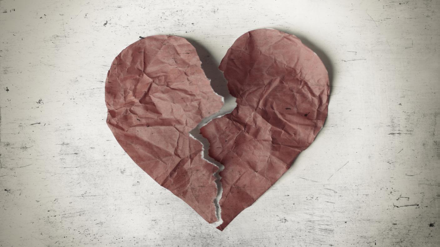 iStock_Cuore spezzato, Simbolo di cuore, Carta, Amore, Composizione orizzontale
