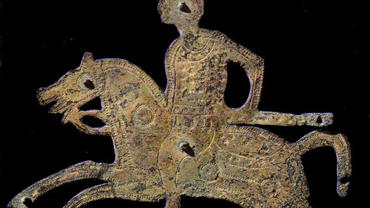 Arte longobarda, lastrine dello scudo di stabio, cavaliere, vii secolo, bronzo dorato, berna, historisches museum 