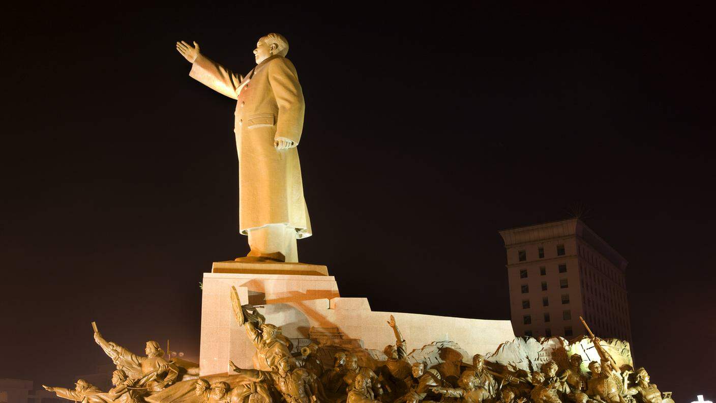 iStock-Mao Statua di eroi di Zhongshan Square di notte Shenyang, Cina