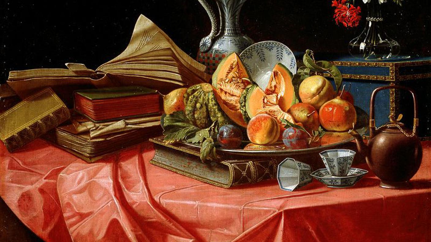 Cristoforo Munari, "Libri, porcellane cinesi, vassoio di frutta, bauletto, vasetto di fiori e teiera su tavolo coperto da tovaglia rossa"