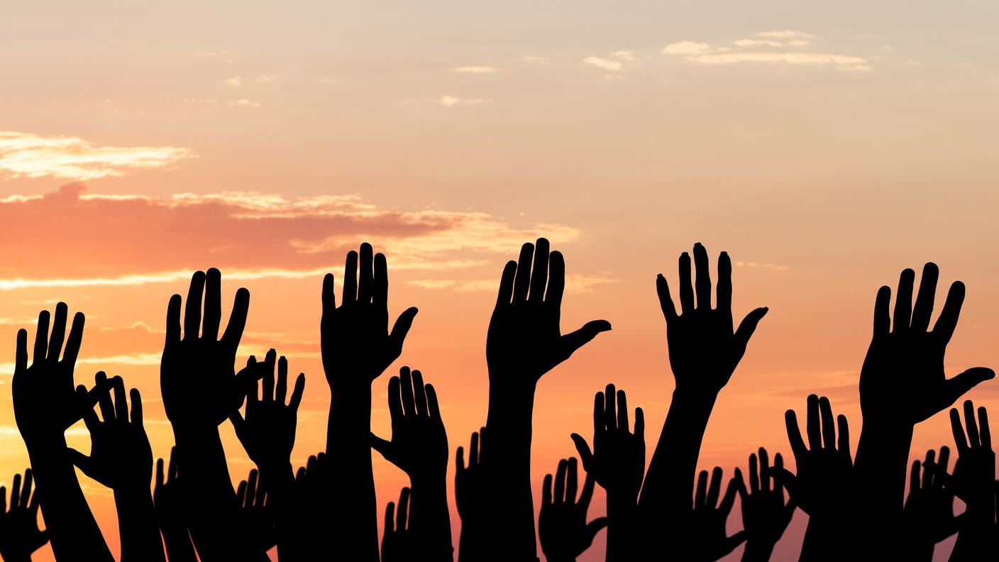 iStock-Adulto, Folla, Pubblico, Spettatore, Sventolare la mano
