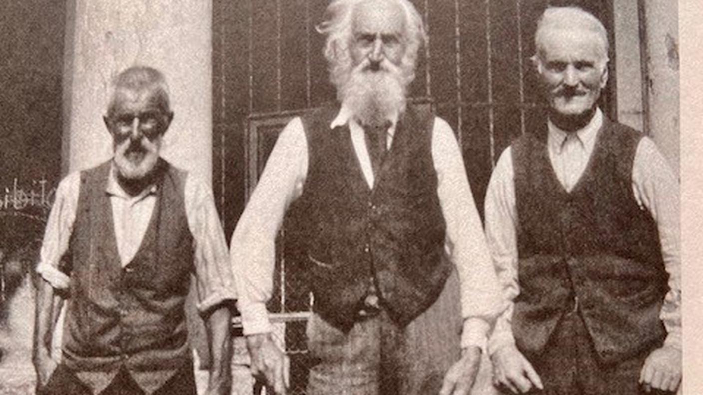 La vita quotidiana dell’800 nel diario di un contadino - Tre cugini davanti alla cappella della Bolla a Breno negli anni Venti del 900, Archivio delle scuole comunali di Lugano