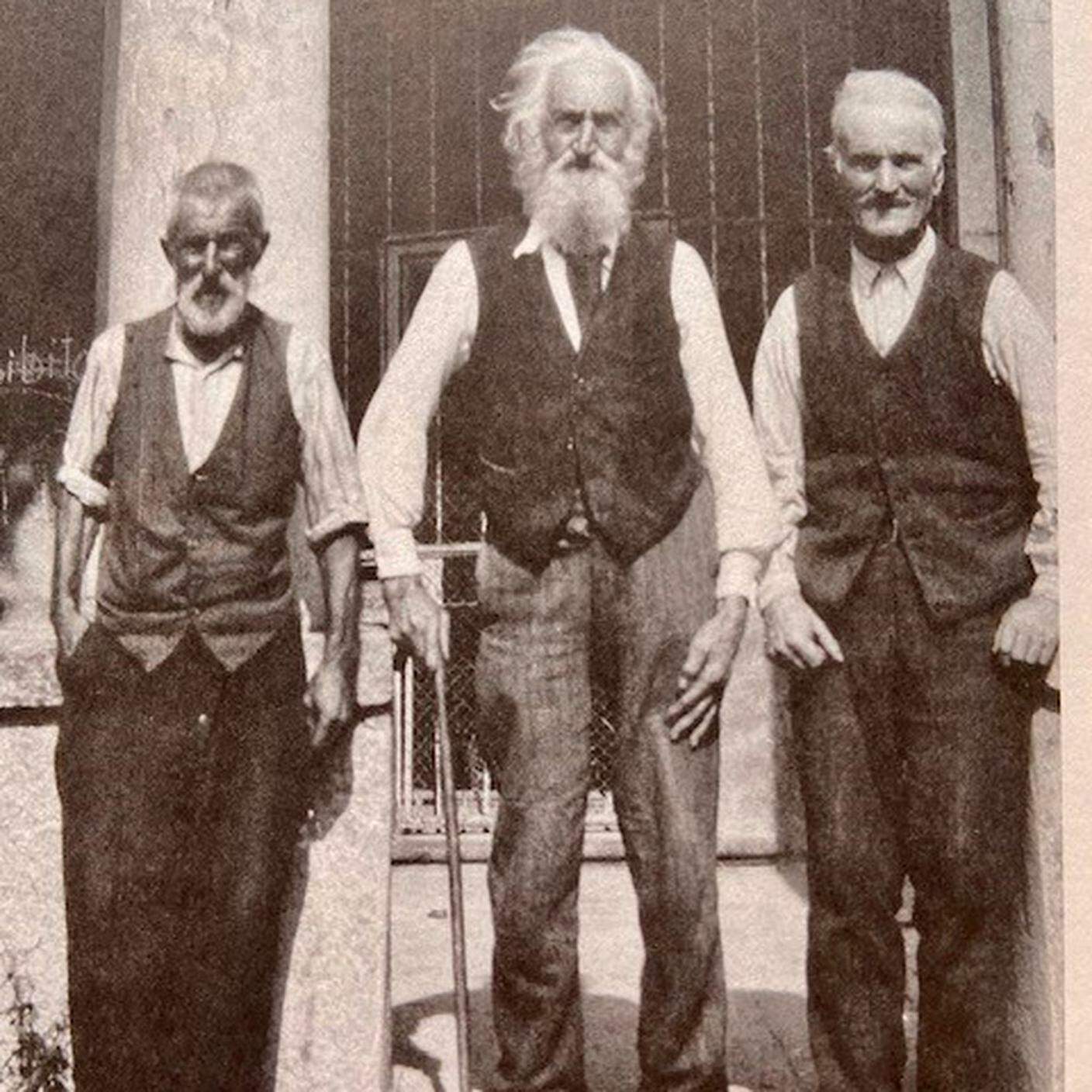 La vita quotidiana dell’800 nel diario di un contadino - Tre cugini davanti alla cappella della Bolla a Breno negli anni Venti del 900, Archivio delle scuole comunali di Lugano
