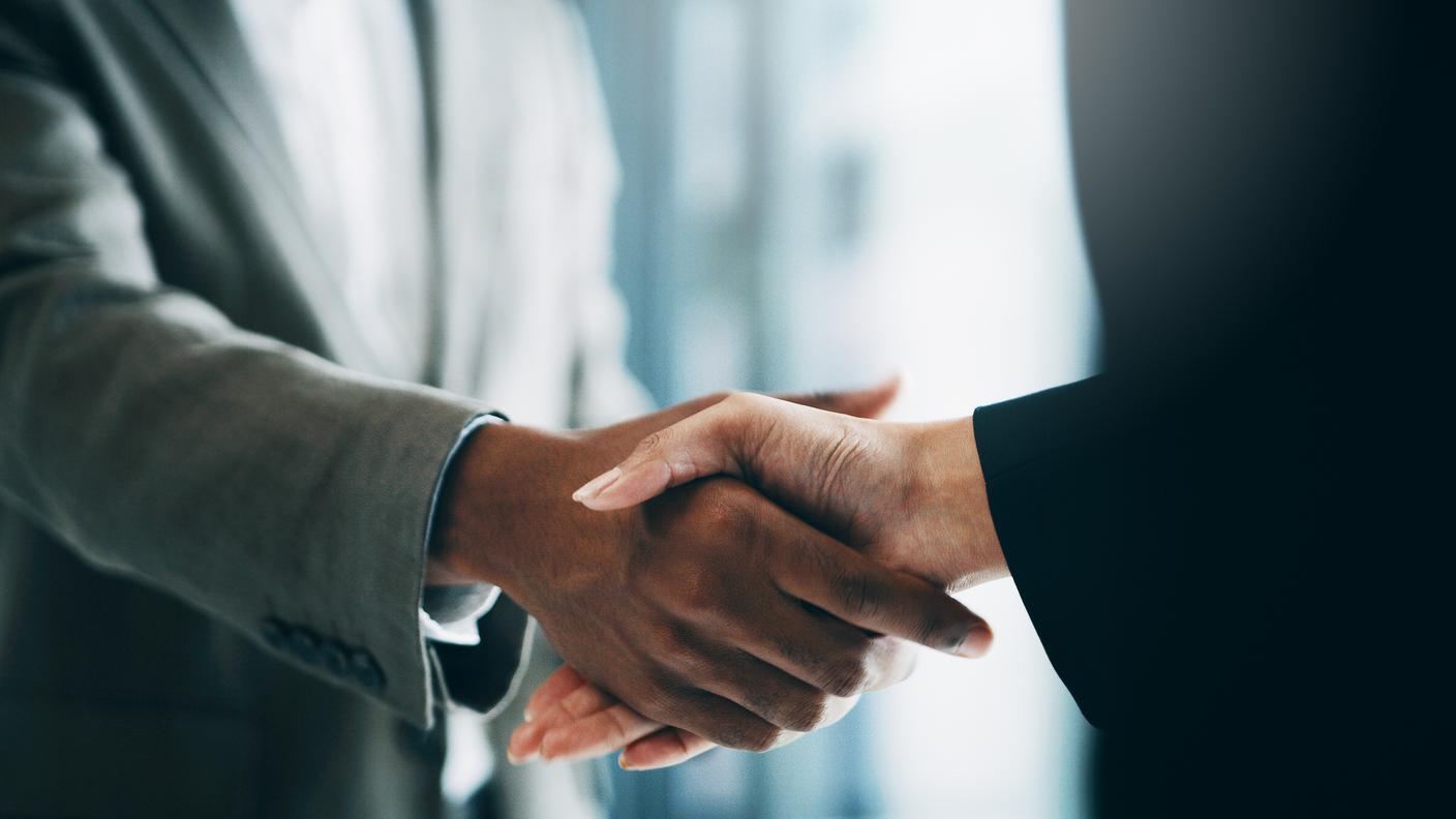 iStock-stretta di mano 
