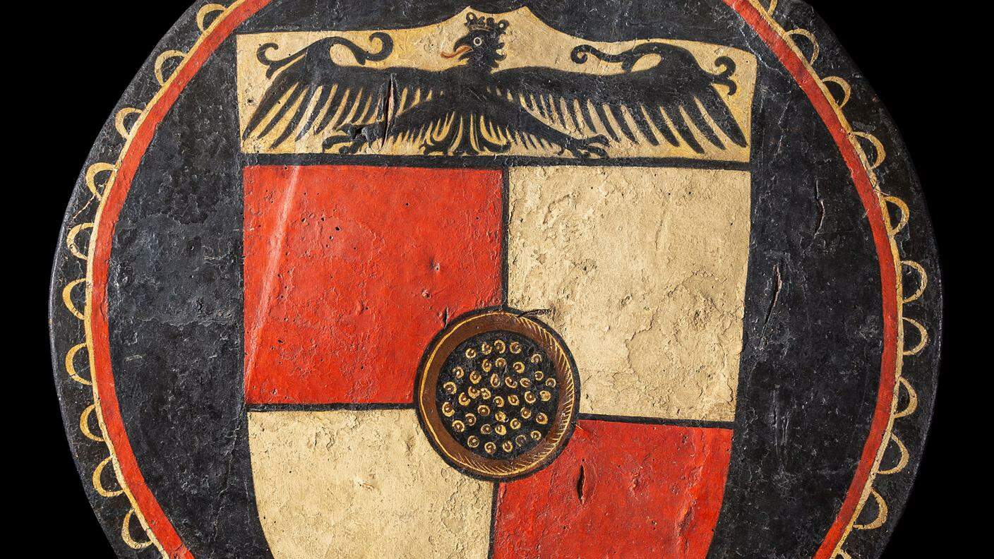 Lo scudo rotella con lo stemma della famiglia Crivelli di Milano