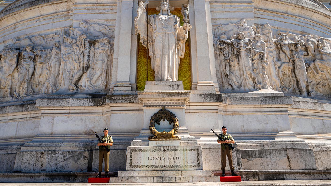 Tomba del milite ignoto, sotto la statua della dea Roma