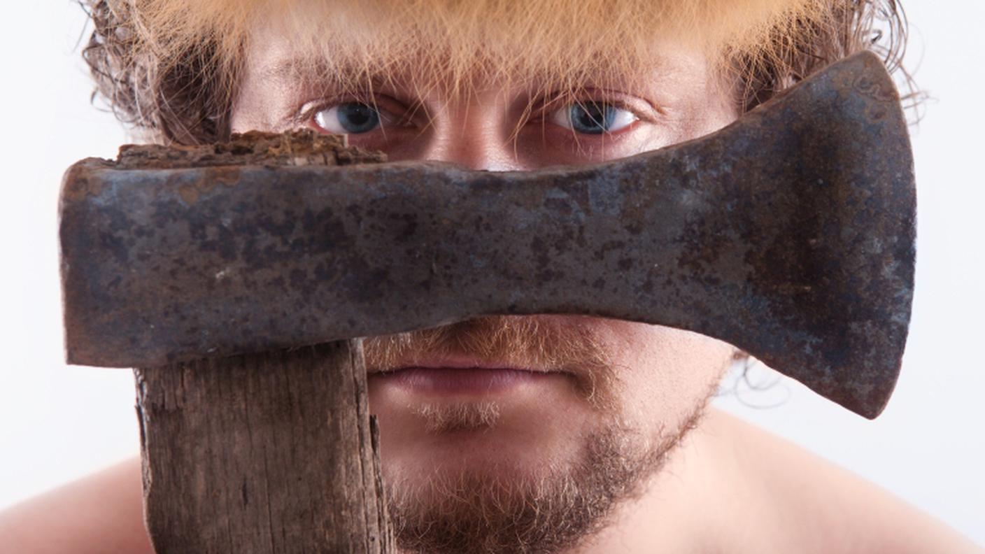iStock_uomo_violenza_scure.jpg