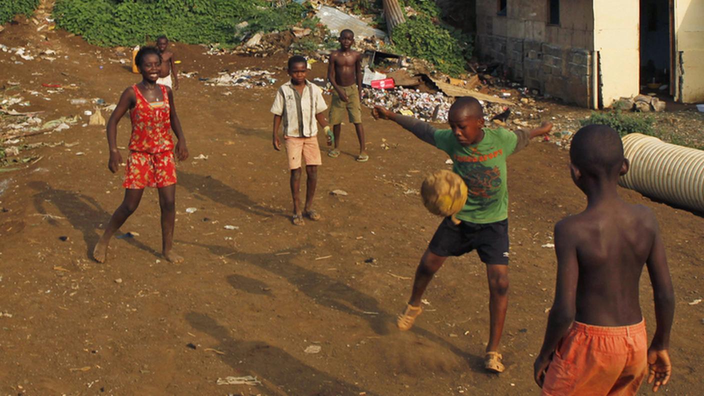 Bambini giocano a calcio nella Guinea Equatoriale