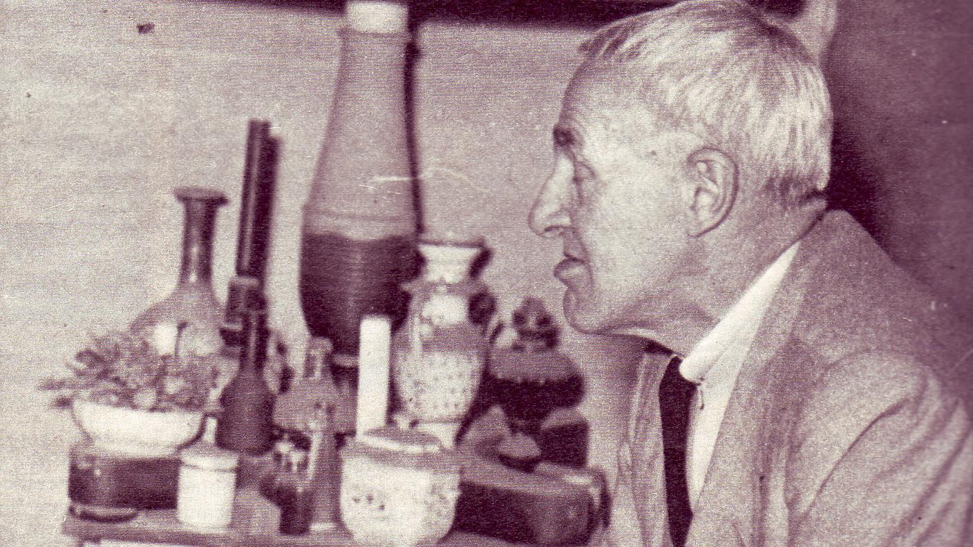 Giorgio Morandi nel suo studio