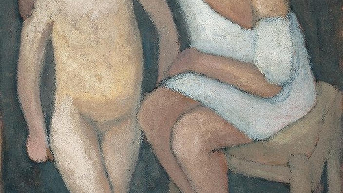 Ragazza_seduta_con_camicia_bianca_e_bambina_nuda_in_piedi.jpg