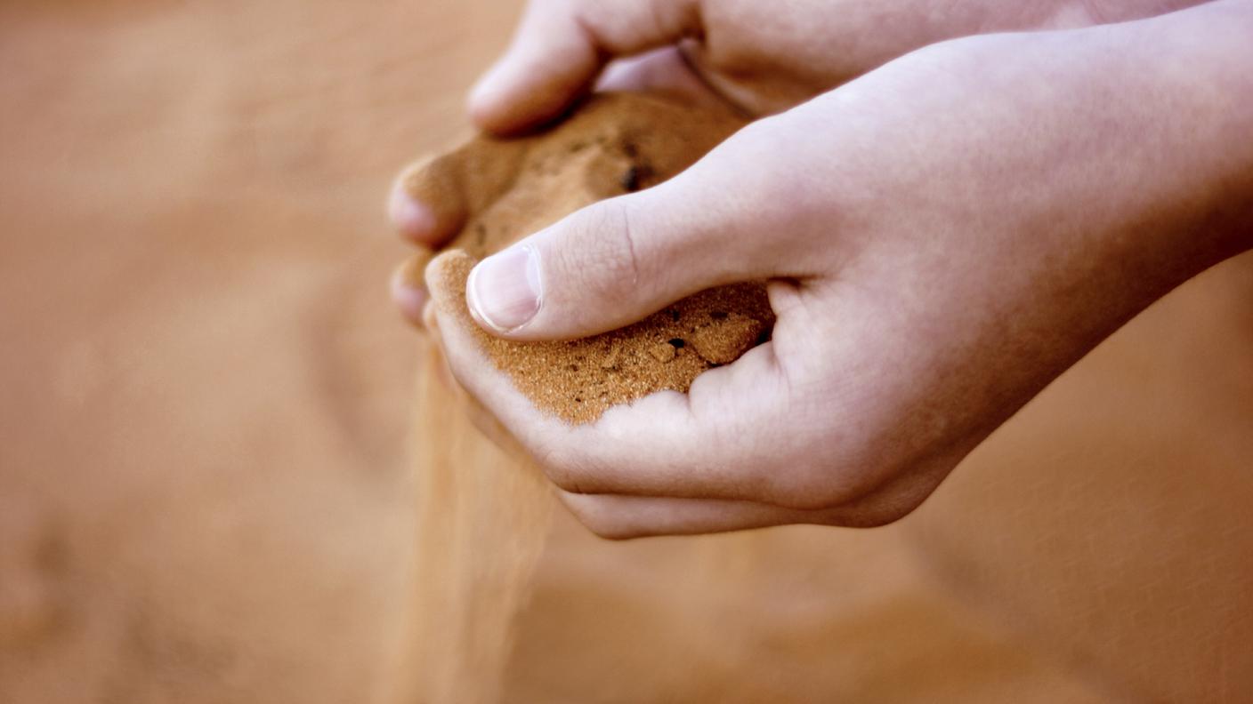 iStock_sabbia_mani.jpg