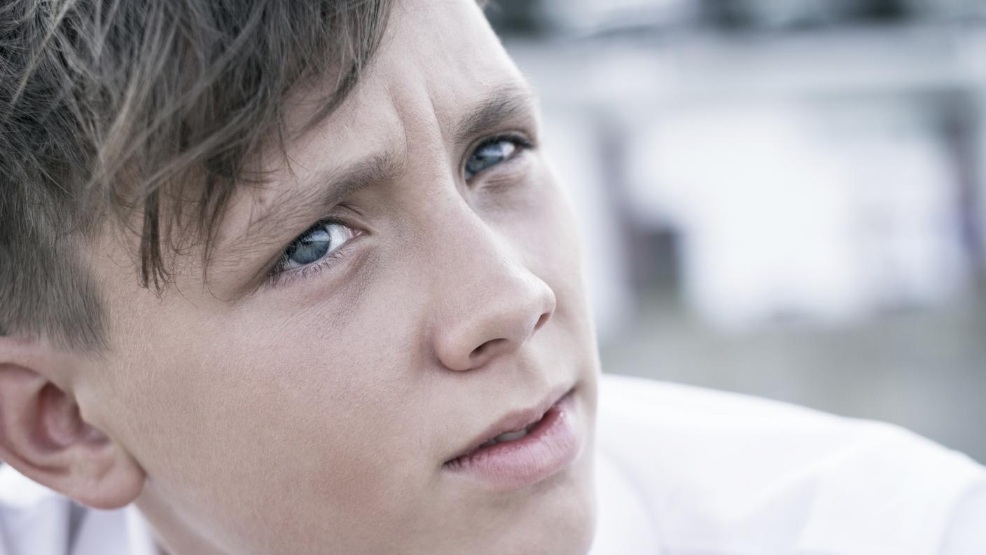 iStock_giovane_ragazzo_orfano.jpg