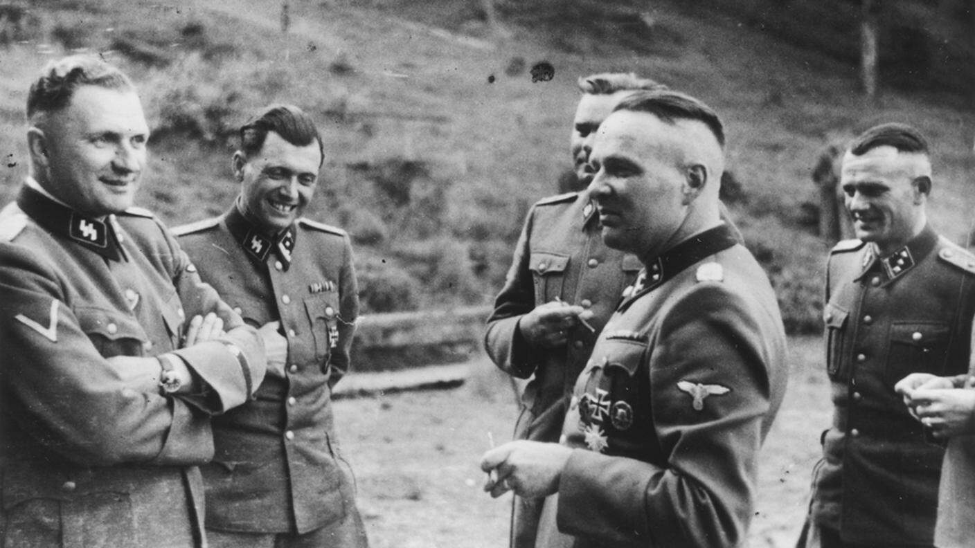 Questa foto del 1944 mostra ufficiali delle SS che socializzano durante il loro ritiro a Solahutte, fuori da Auschwitz, in Polonia. Da sinistra Richard Baer, ​​che divenne comandante di Auschwitz nel maggio 1944, il dottor Josef Mengele.
