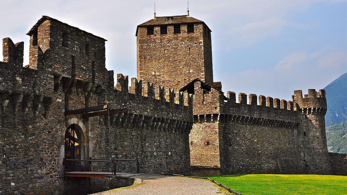 1200px-L'entrata_del_Castello_Montebello.jpg