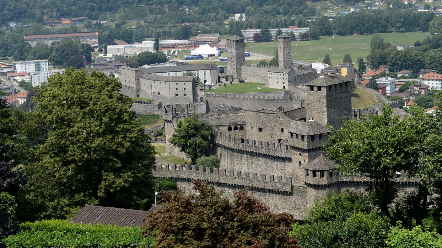 TiPress_Bellinzona: casteeli di Bellinzona. Nella foto una veduta sul Castello di Montebello (primo piano) e Castelgrande, patrimonio UNESCO.