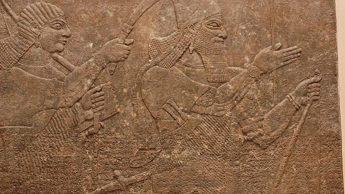 Wikipedia Il re assiro Assurnasirpal II e il suo scudiero. Rilievo in alabastro trovato nel suo palazzo a Nimrud
