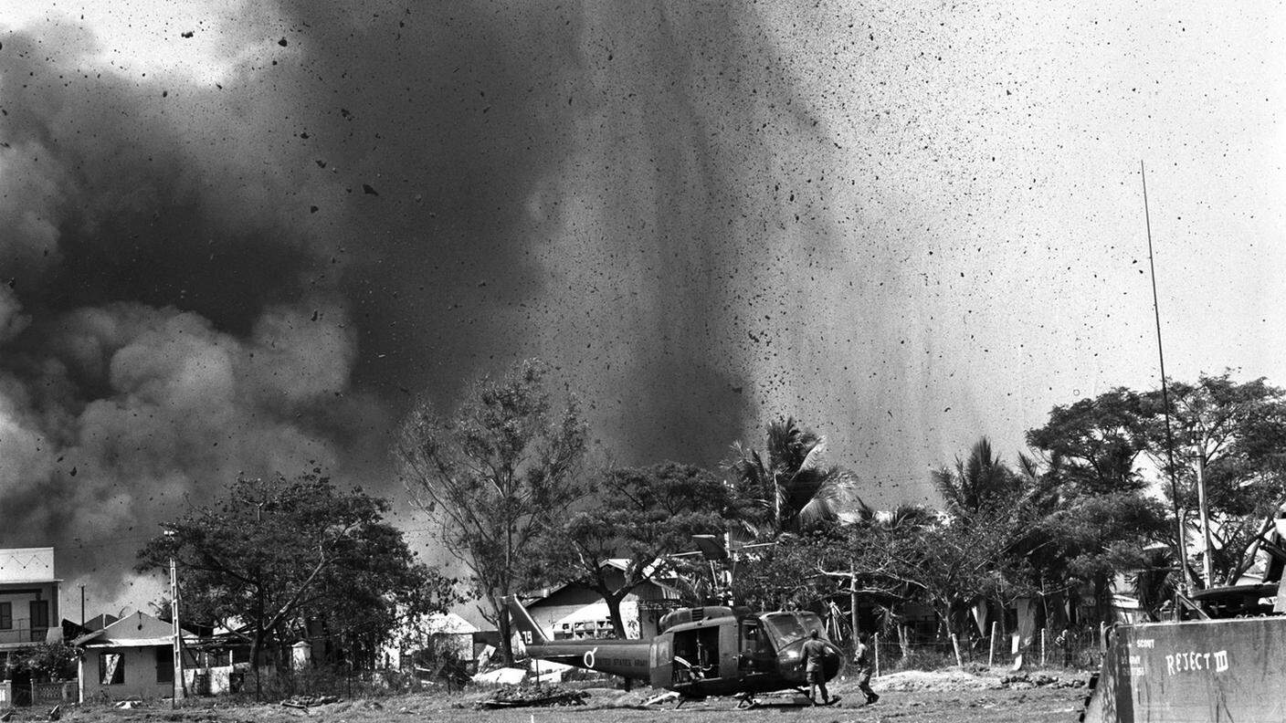 Le bombe esplodono nella sezione Cholon di Saigon, durante l'offensiva Tet