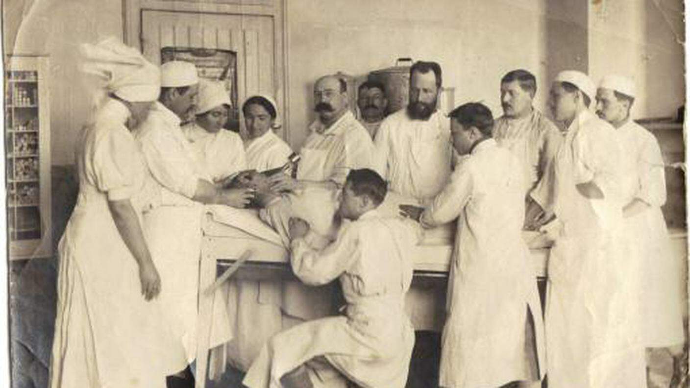 Ospedale Corbineau, un’equipe medica intorno ad un ferito