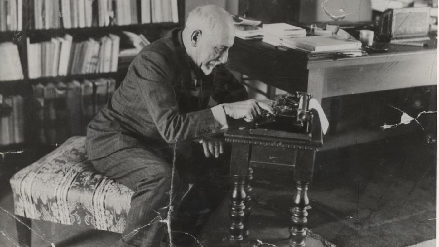 Luigi Pirandello nel suo studio (1934)