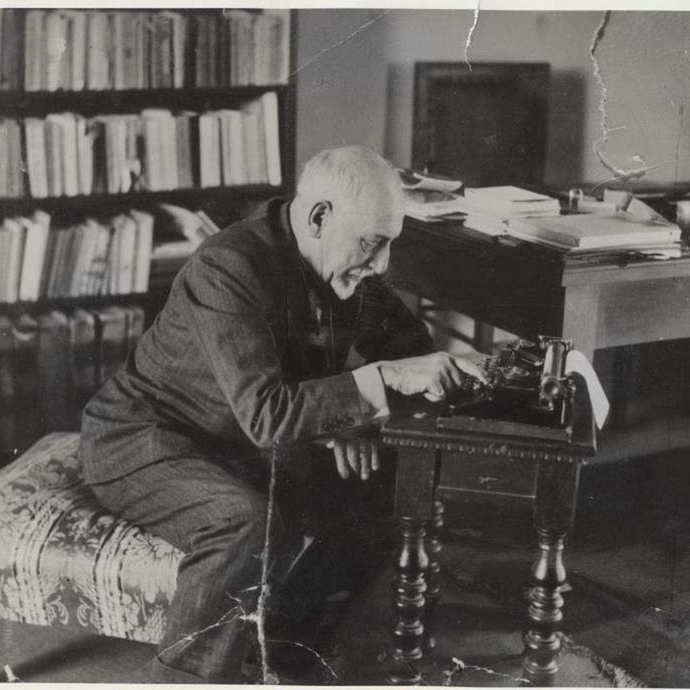Luigi Pirandello nel suo studio (1934)