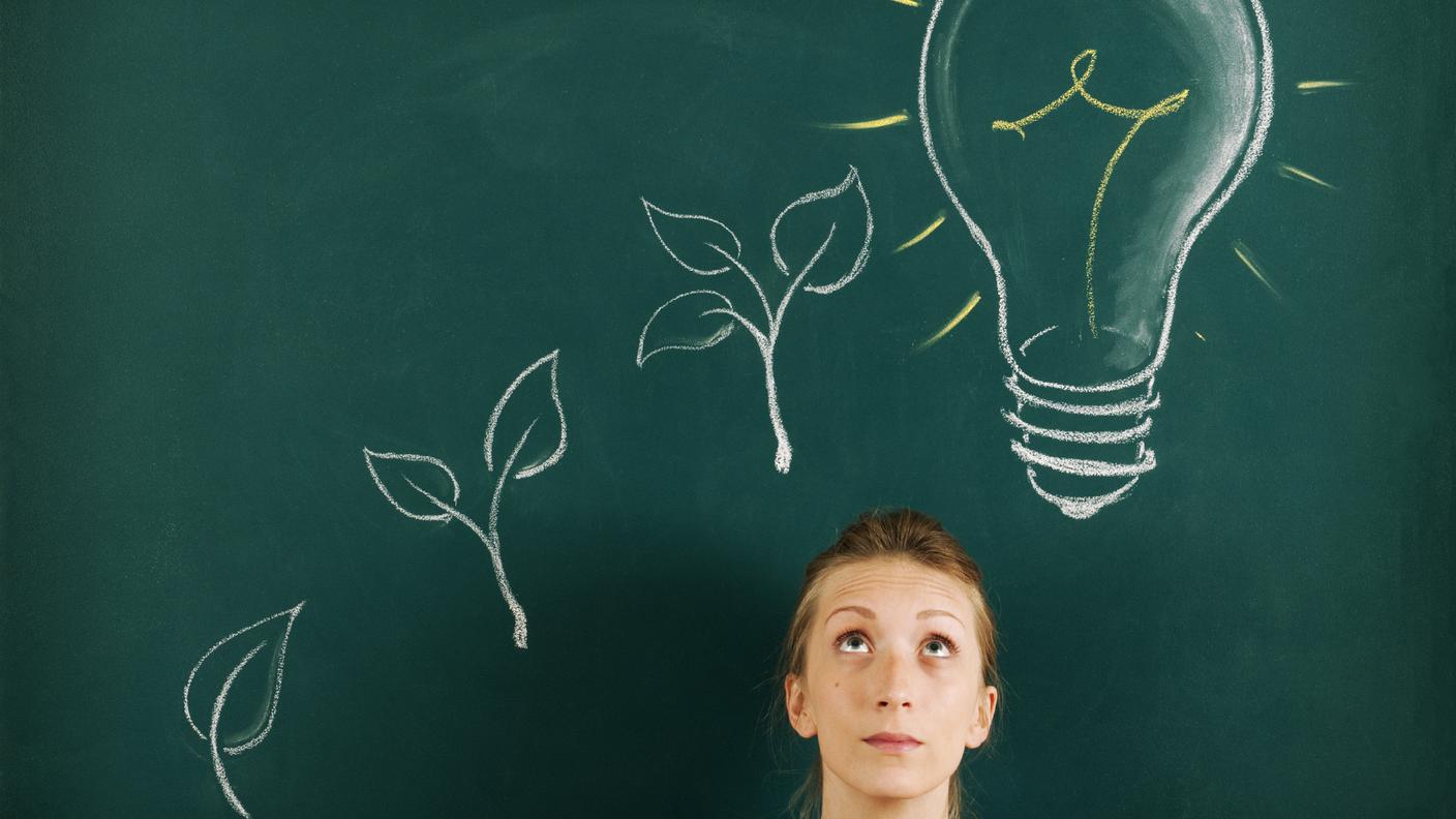 iStock_Lampadina, Vegetazione, Lavagna, Energia alternativa, Idea