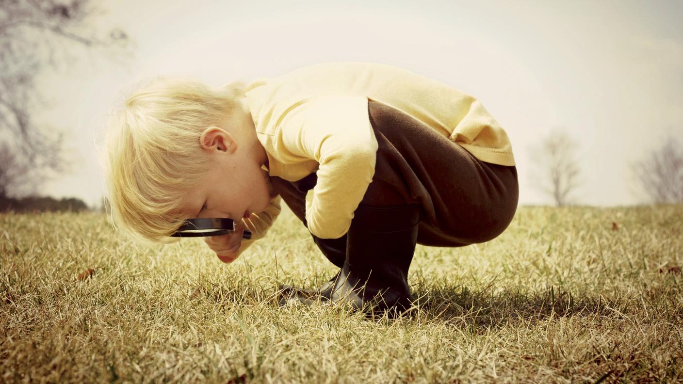 iStock_Bambino, Esplorazione, Curiosità, Lente d'ingrandimento, Natura