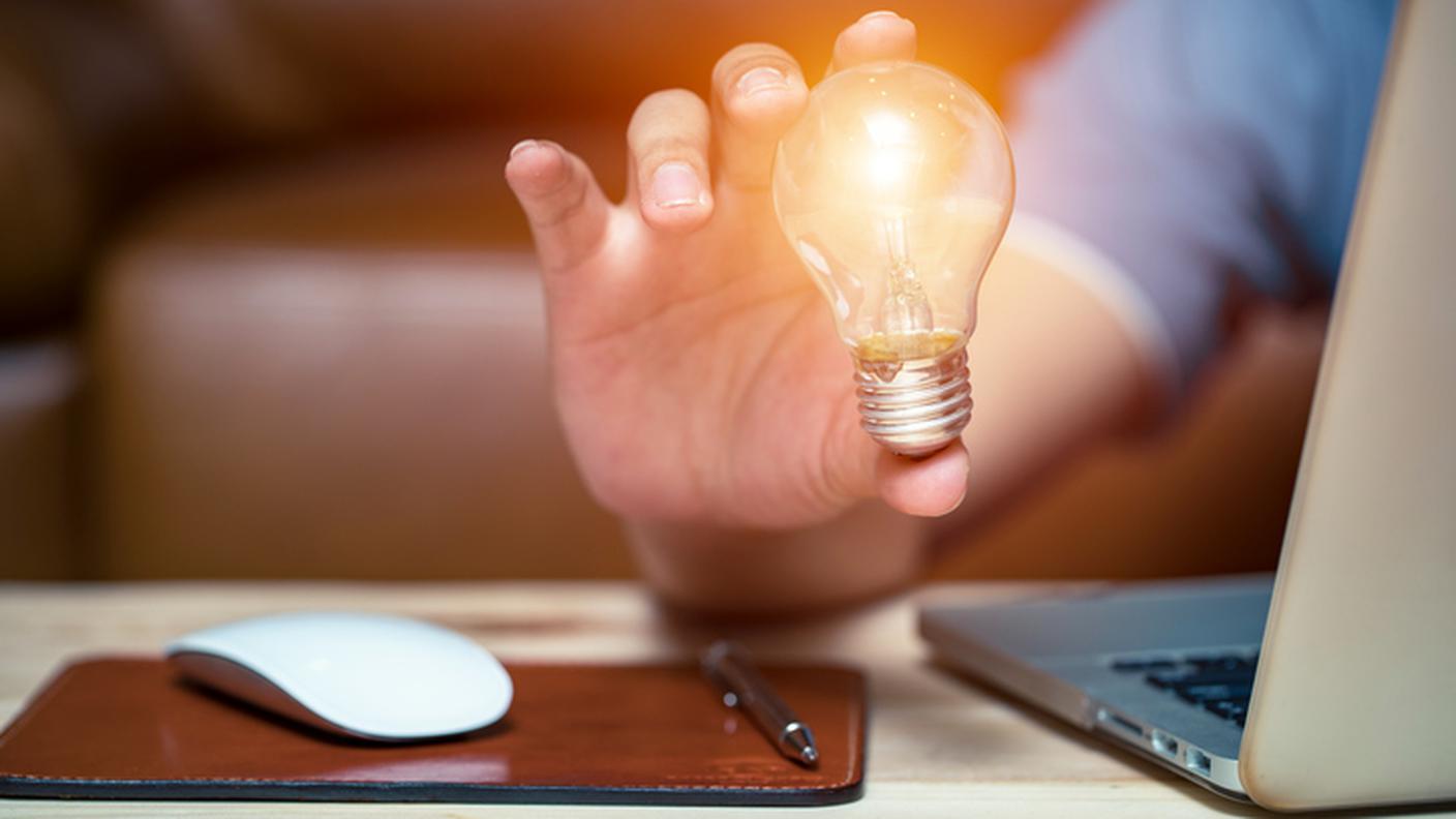 Strategie aziendali, imprenditore, idea, creatività, innovazione, lampadina