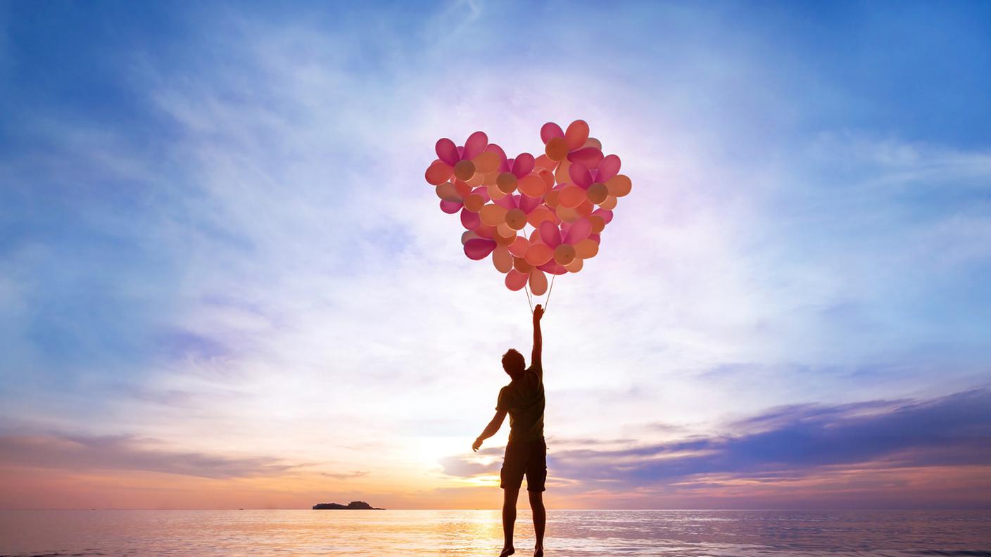follia per amore, volare con palloncini cuore