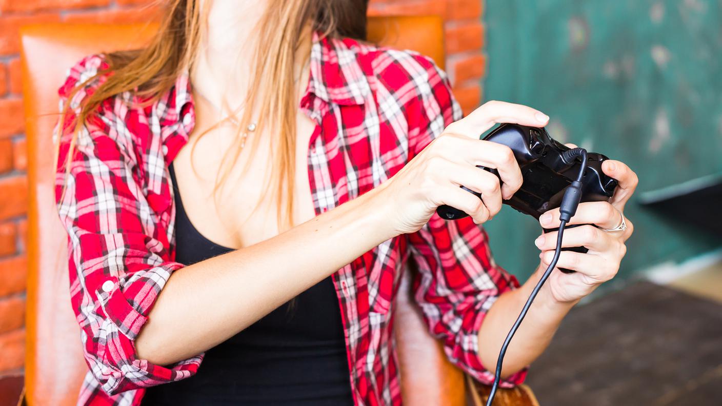 iStock-Donne, Videogiocatore, Adulto, Ambientazione interna, Attrezzatura