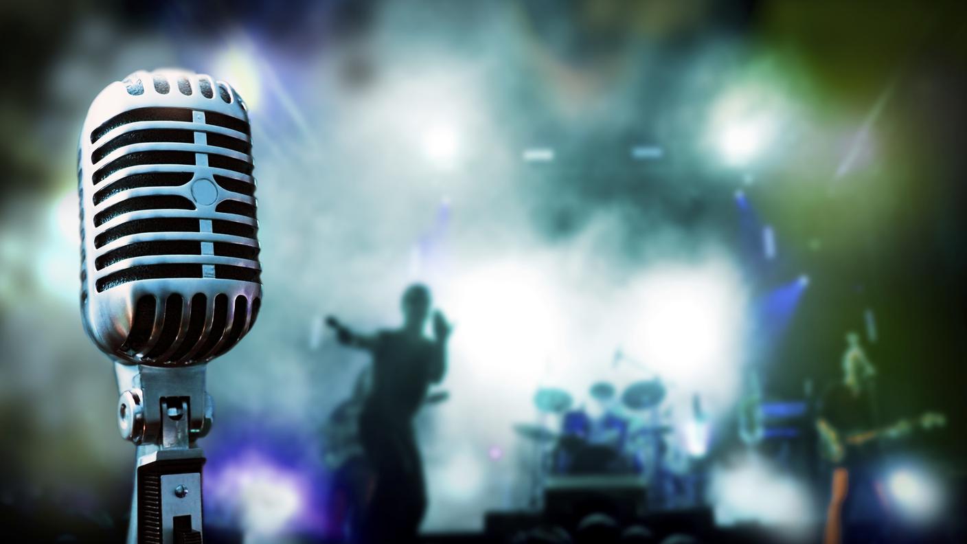 iStock_Musica, Gruppo musicale, Palcoscenico, Rappresentazione, Microfono
