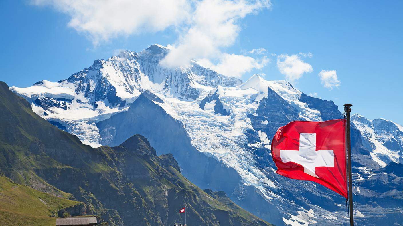 iStock_Svizzera, Alpi, Bandiera, Montagna, Vetta