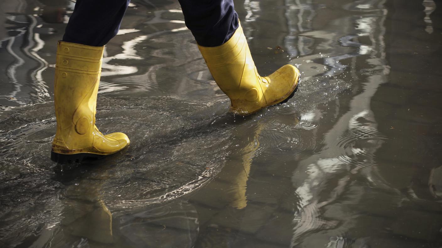 iStock-Inondazione, Pioggia, Pioggia torrenziale, Stivali di gomma, Acqua